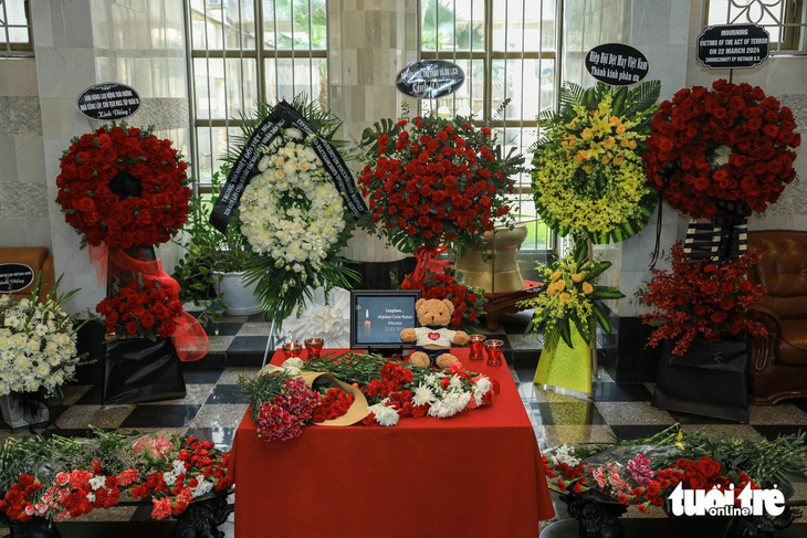Những vòng hoa, ánh nến và gấu bông được lãnh đạo và nhân dân Việt Nam gửi đến Đại sứ quán Nga tại Hà Nội ngày 25-3 - Ảnh: DANH KHANG
