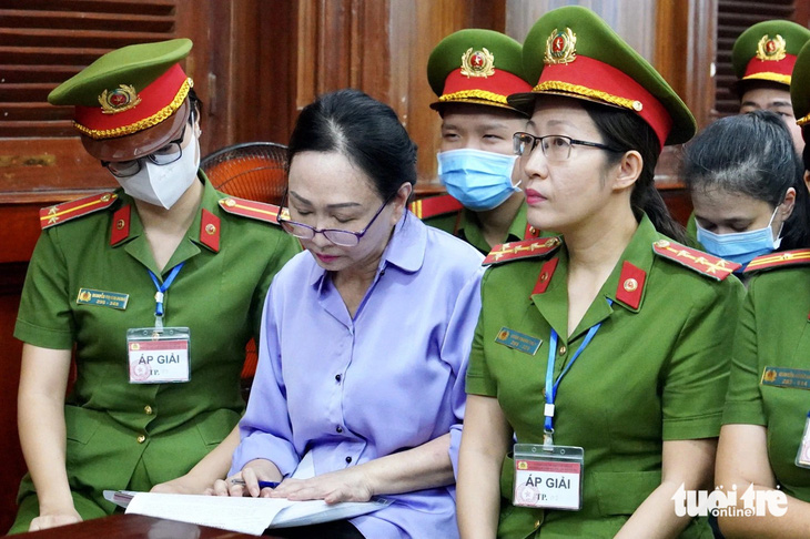 Bà Trương Mỹ Lan nghiên cứu hồ sơ vụ án tại tòa ngày 25-3 - Ảnh: HỮU HẠNH