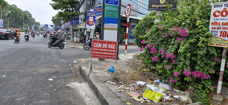 Biển thông báo cấm đổ rác đặt trên đường Ba THáng Hai, quận Ninh Kiều, TP Cần Thơ - Ảnh: LÊ DÂN