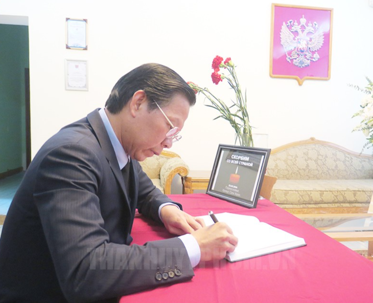 Chủ tịch UBND TP.HCM Phan Văn Mãi viết sổ tang chia buồn - Ảnh: THÀNH ỦY TP.HCM