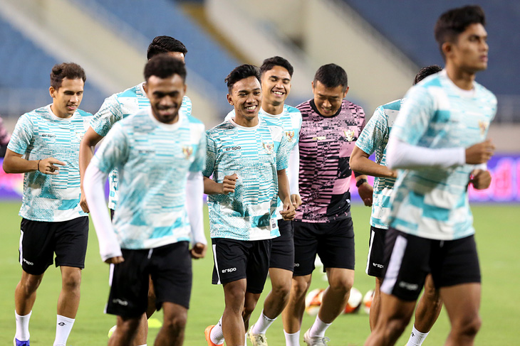 Đội tuyển Indonesia lộ vẻ thoải mái, nhiều tiếng cười trong buổi làm quen sân Mỹ Đình tối 25-3 - Ảnh: HOÀNG TÙNG