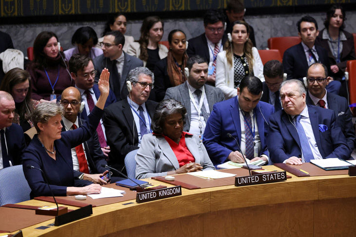 Hội đồng Bảo an Liên Hiệp Quốc họp thông qua nghị quyết về cuộc chiến giữa Israel và Hamas ngày 25-3. Trong ảnh: Đại sứ Mỹ tại Liên Hiệp Quốc ngồi im trong khi đại sứ Anh giơ tay đồng ý thông qua nghị quyết - Ảnh: REUTERS