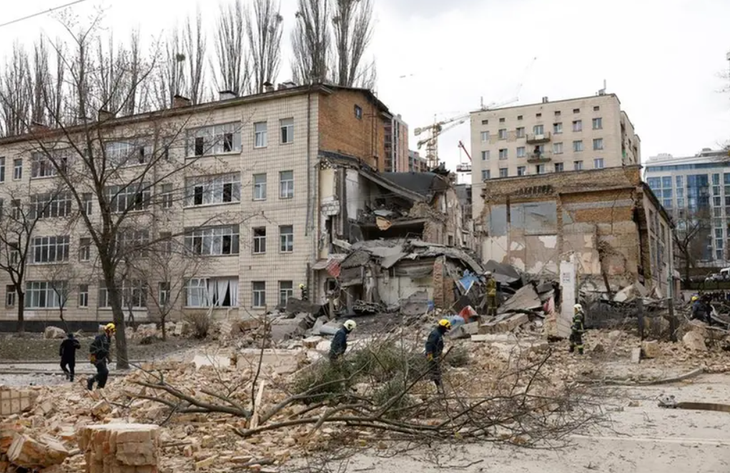 Một tòa nhà bị hư hại trong cuộc tấn công tên lửa của Nga vào Kiev ngày 25-3 - Ảnh: REUTERS