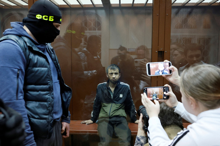 Shamsidin Fariduni, 1 trong 4 nghi phạm tham gia vụ xả súng tại nhà hát Crocus City Hall, ngồi sau phòng kính dành cho các bị cáo tại Tòa án quận Basmanny ở Matxcơva, Nga - Ảnh: REUTERS