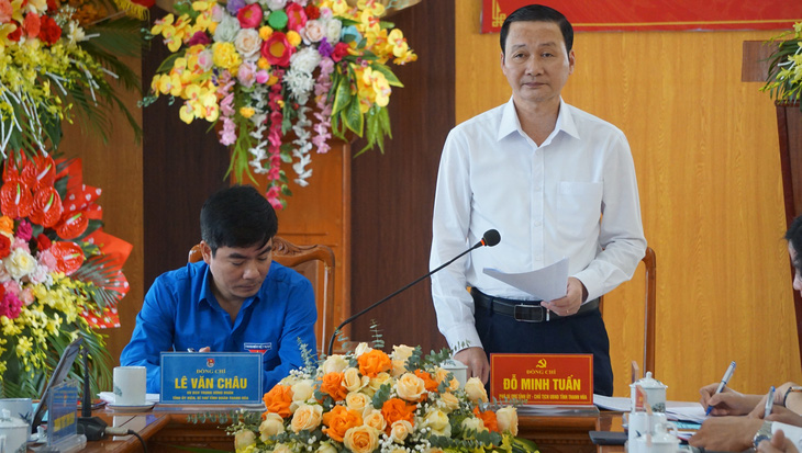 Ông Đỗ Minh Tuấn - phó bí thư Tỉnh ủy, chủ tịch UBND tỉnh Thanh Hóa - phát biểu tại buổi làm việc sáng 25-3 - Ảnh: HÀ ĐỒNG