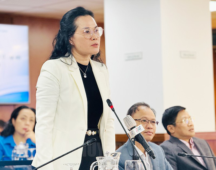 Phó giám đốc Sở Giáo dục vào Đào tạo TP.HCM Lê Thụy Mỵ Châu trao đổi thông tin liên quan trường AISVN tại buổi họp báo chiều 21-3 - Ảnh: Thanhuytphcm.vn