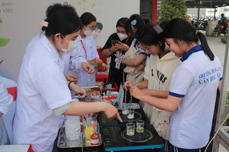 Học sinh THPT tham gia trải nghiệm tại gian hàng khoa dược