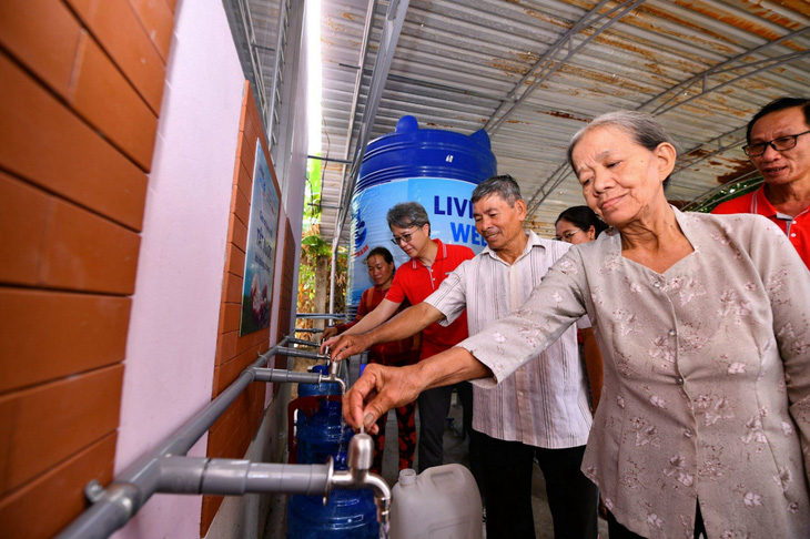 Người dân lấy nước sạch từ hệ thống máy lọc nước