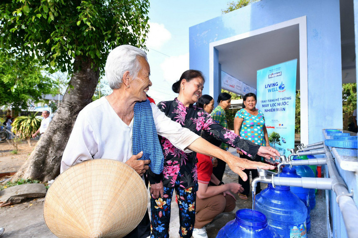 Người dân lấy nước sạch từ hệ thống máy lọc nước