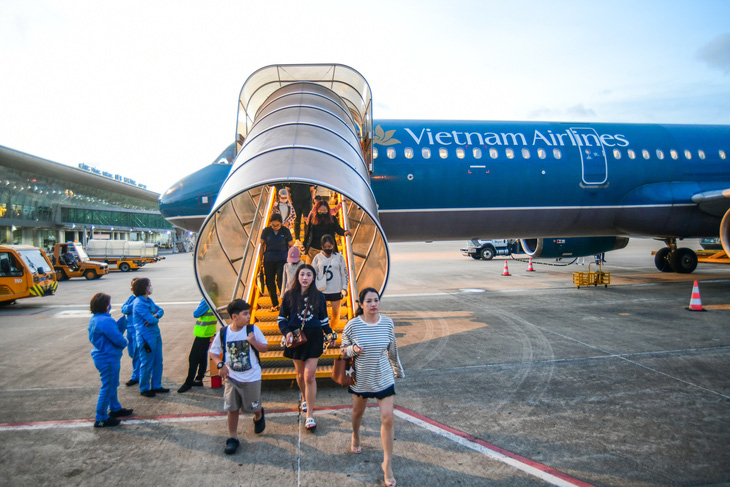 Hành khách bay chuyến TP.HCM - Lâm Đồng xuống máy bay tại sân bay Liên Khương - Ảnh: QUANG ĐỊNH