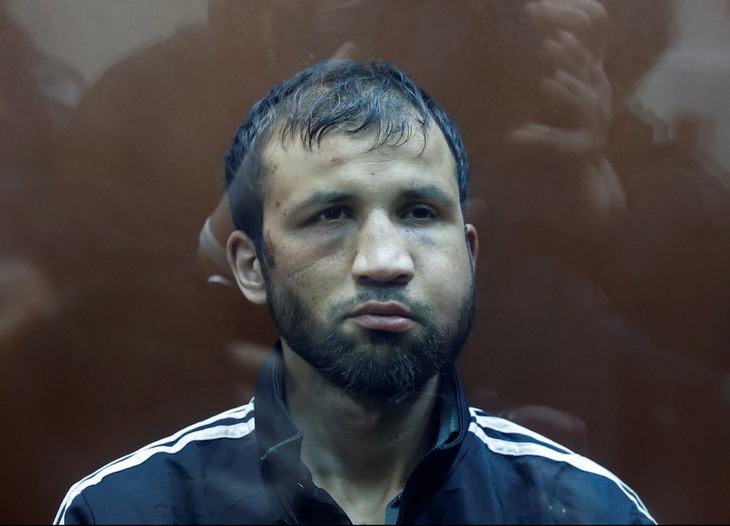 Khuôn mặt sưng tấy của Shamsidin Fariduni tại tòa án - Ảnh: REUTERS