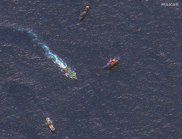Ảnh vệ tinh do Maxar Technologies chụp ngày 23-3 và công bố ngày 24-3 cho thấy tàu Trung Quốc và tàu Philippines trong vùng biển gần bãi Cỏ Mây, nơi xảy ra vụ phun vòi rồng - Ảnh: AFP