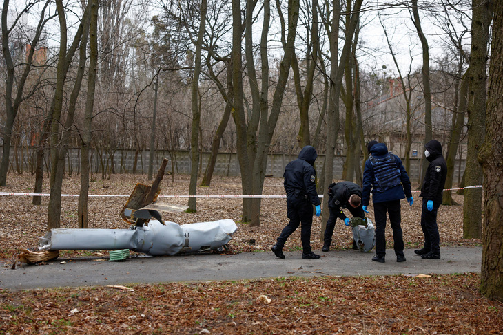 Cảnh sát kiểm tra một phần tên lửa hành trình Kh-55 của Nga tại một công viên ở Kiev, Ukraine hôm 24-3 - Ảnh: REUTERS