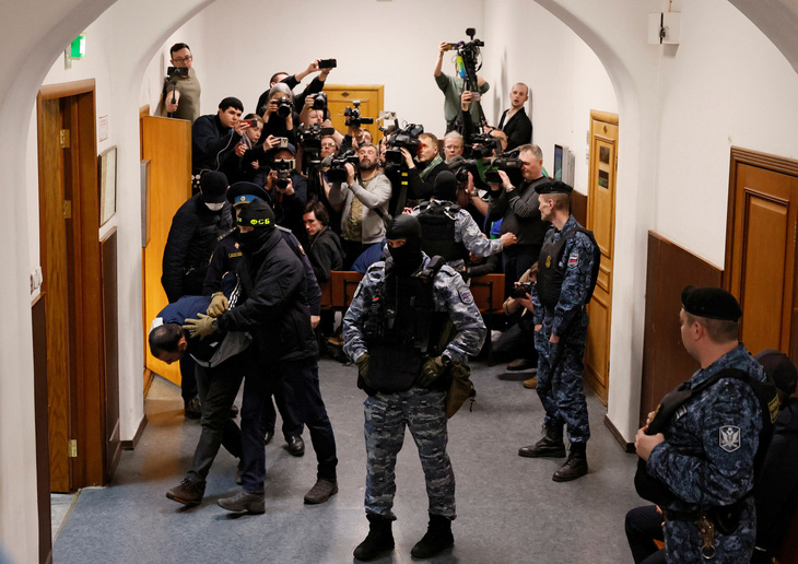 Saidakrami Rachabalizoda, 1 trong 4 nghi phạm tham gia xả súng tại nhà hát Crocus City Hall, bị áp giải tại tòa án quận Basmanny ở Matxcơva, Nga ngày 24-3 - Ảnh: REUTERS
