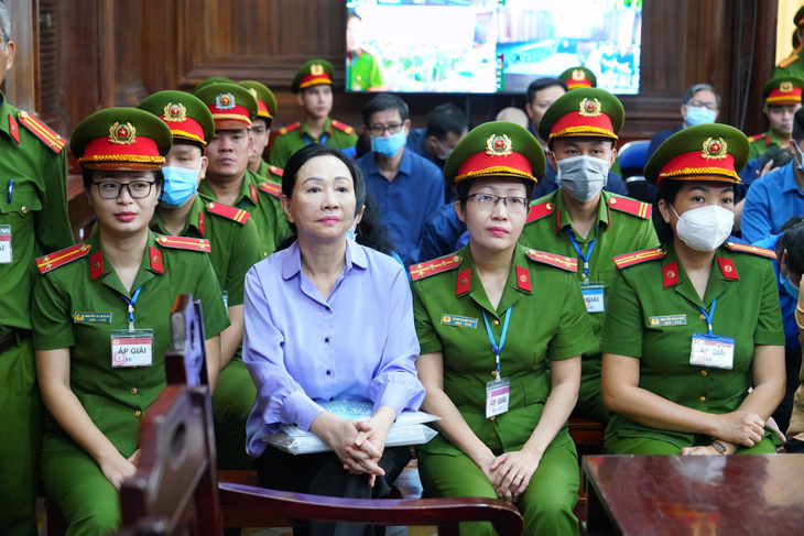Bà Trương Mỹ Lan (chủ tịch hội đồng quản trị Tập đoàn Vạn Thịnh Phát) trong phiên tòa sơ thẩm vụ án giai đoạn 1 - Ảnh: HỮU HẠNH