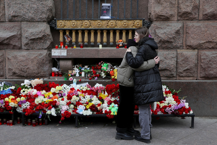 Khu vực tưởng niệm tạm thời dành cho các nạn nhân vụ xả súng, thành phố Saint Petersburg, Nga, ngày 24-3 - Ảnh: REUTERS