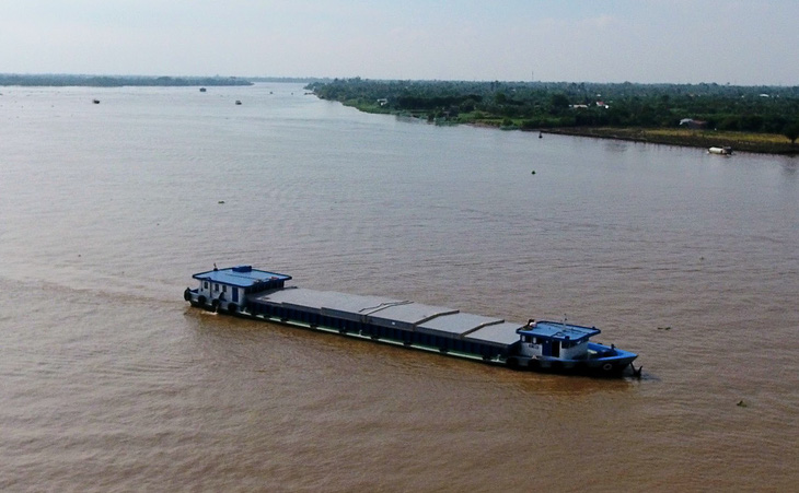 Một tàu chở cát trên sông Hồng, đoạn chảy qua Hà Nội - Ảnh: NAM TRẦN