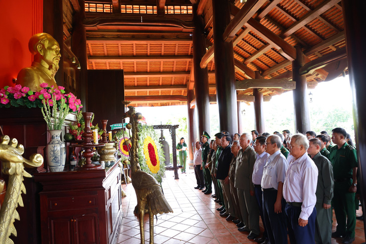 Lễ dâng hương tưởng niệm liệt sĩ Thanh niên xung phong hy sinh trên chiến trường biên giới Tây Nam - Campuchia - Ảnh: HOÀNG VÂN
