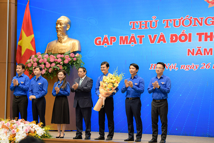 Thủ tướng tặng hoa cho Ban bí thư trung ương Đoàn nhân ngày 26-3 - Ảnh: NAM TRẦN