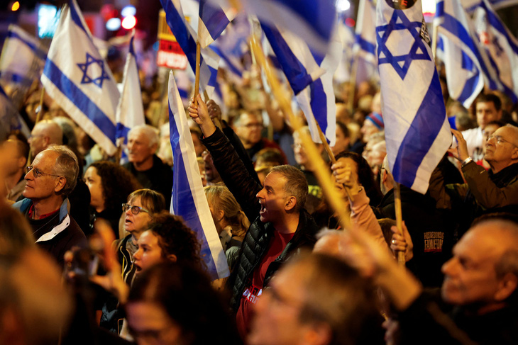 Cuộc biểu tình phản đối chính phủ của Thủ tướng Israel Benjamin Netanyahu và kêu gọi thả các con tin bị bắt cóc trong vụ tấn công ngày 7-10 ở Tel Aviv, Israel, ngày 23-3 - Ảnh: REUTERS