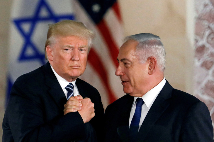 Cựu tổng thống Mỹ Donald Trump (trái) và Thủ tướng Israel Benjamin Netanyahu tại Bảo tàng Israel ở Jerusalem ngày 23-5-2017 - Ảnh: REUTERS
