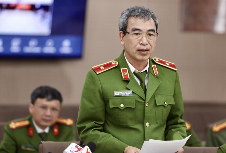 Thiếu tướng Nguyễn Văn Thành thông tin kết quả điều tra vụ án liên quan Tập đoàn Phúc Sơn - Ảnh: NGUYỄN KHÁNH