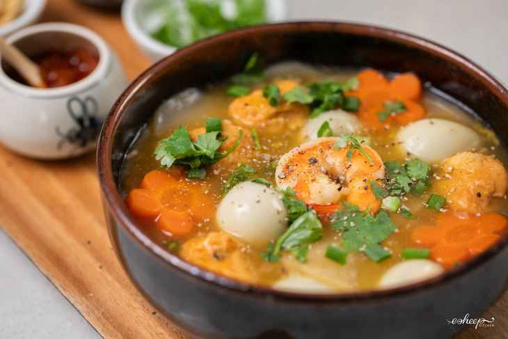 Tô bánh canh phồng tôm hấp dẫn với tôm, trứng cút - Ảnh: Esheep Kitchen