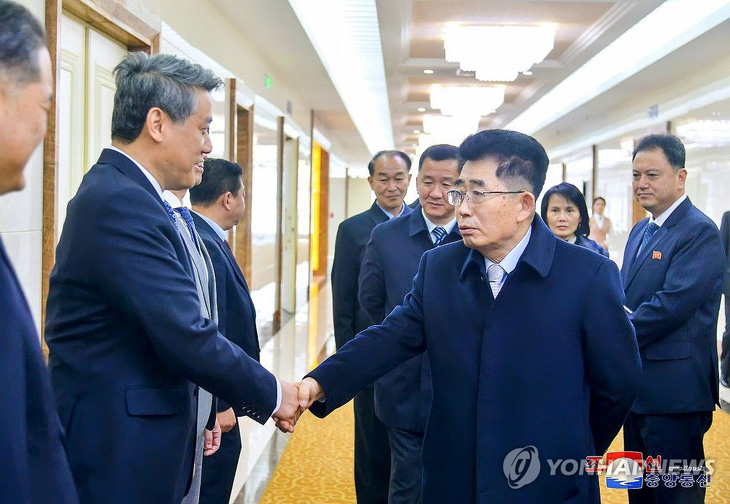 Ông Kim Song Nam (bìa phải) là người dẫn đầu phái đoàn Triều Tiên đến Trung Quốc, Việt Nam và Lào lần này - Ảnh: KCNA