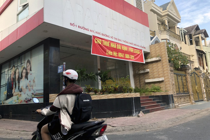 Trung tâm Anh ngữ Apax Leaders ở Biên Hòa đã đóng cửa ngừng hoạt động, chủ nhà giăng băng rôn cho thuê nhà dài hạn - Ảnh: A LỘC