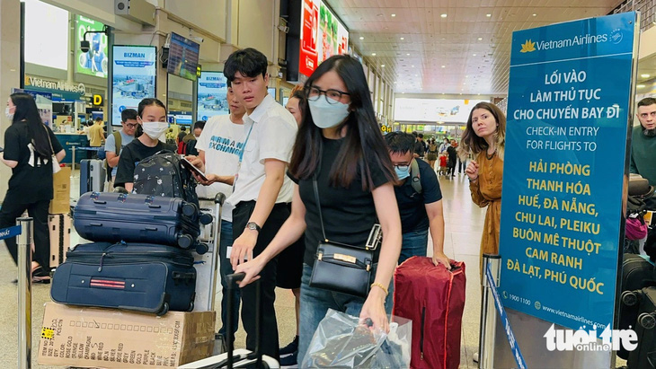 Hành khách đi lại ở sân bay Tân Sơn Nhất - Ảnh: CÔNG TRUNG