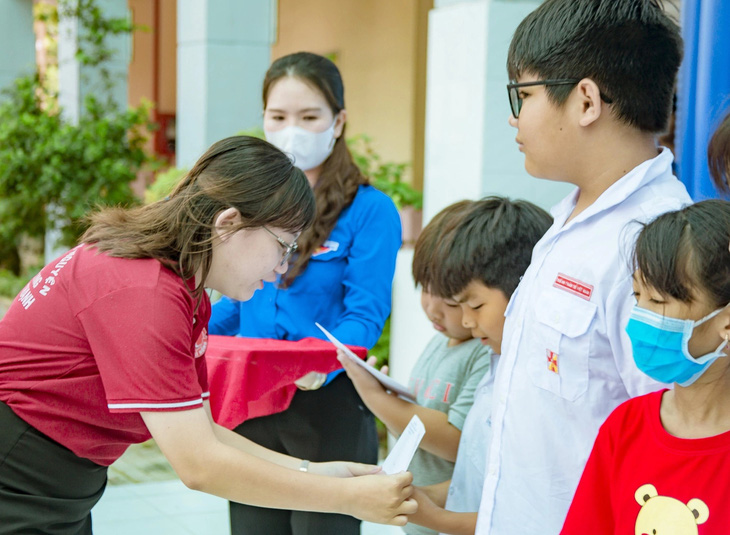 Nguyễn Hoàng Đan Khanh trao quà, học bổng cho thiếu nhi có hoàn cảnh khó khăn - Ảnh: NVCC