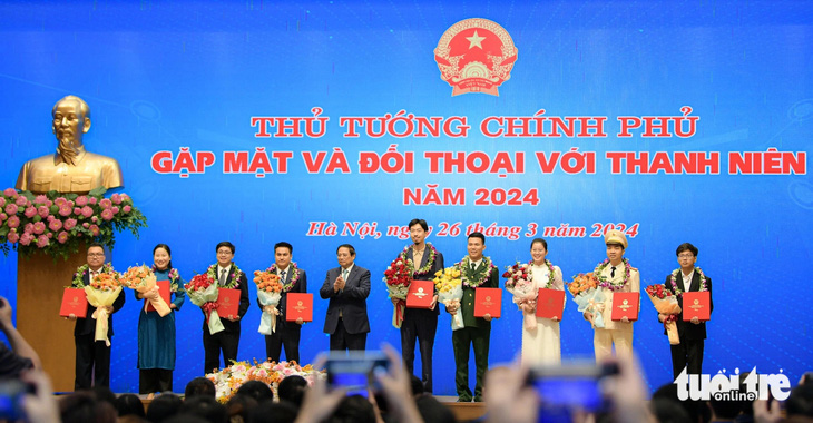 Thủ tướng biểu dương, tặng quà cho 10 gương mặt trẻ Việt Nam tiêu biểu và 9 gương mặt trẻ Việt Nam triển vọng năm 2023 - Ảnh: NAM TRẦN