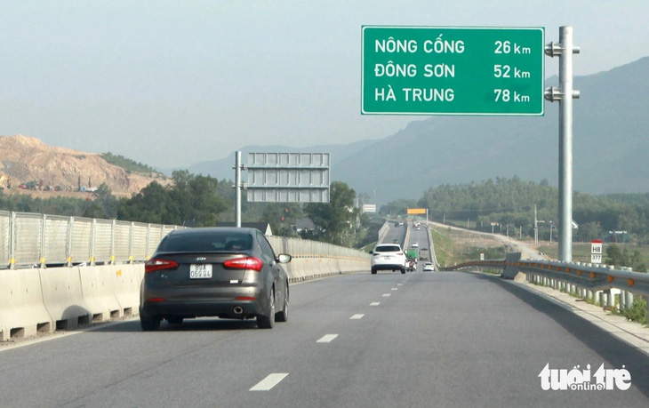 Đường cao tốc Nghi Sơn - Diễn Châu được đầu tư phân kỳ với 4 làn xe không có làn dừng xe khẩn cấp liên tục - Ảnh: NHẬT QUANG
