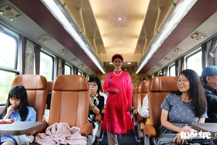 Trên chuyến tàu, du khách còn được xem màn trình diễn áo dài Huế