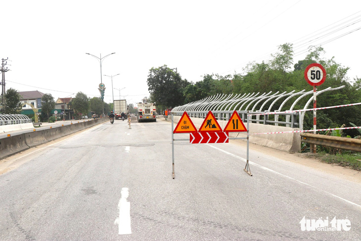 Nhà đầu tư dựng rào chắn cảnh báo để tổ chức sửa chữa mặt đường quốc lộ 1 - Ảnh: LÊ MINH