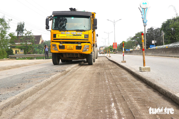 Mặt đường hư hỏng được cào bóc độ dày 5cm để thảm lại bằng bê tông nhựa - Ảnh: LÊ MINH