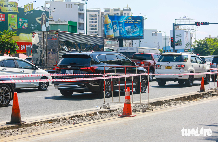 Một đoạn dải phân cách giữa làn đường hỗn hợp và làn ô tô được tháo dỡ và tạm rào chắn. Ghi nhận chiều 26-3 - Ảnh: CHÂU TUẤN