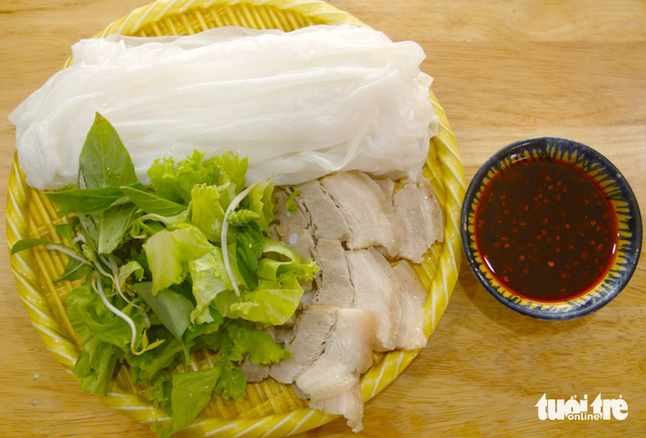 Bánh ướt Phương Lang là một trong những đặc sản Quảng Trị  - Ảnh: HỒ LAM