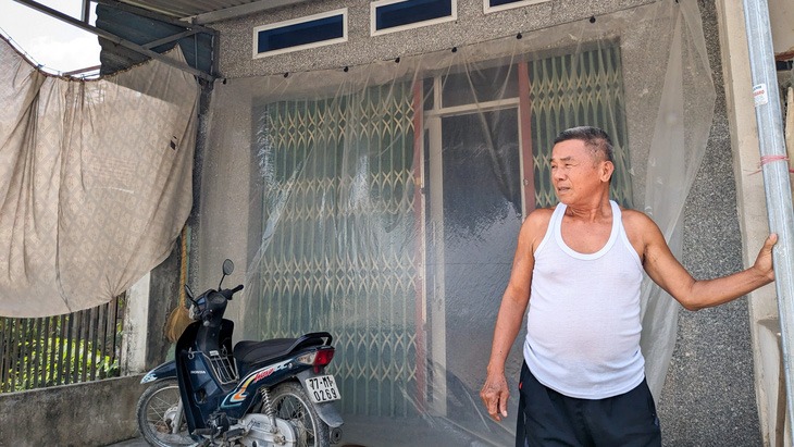 Nhà dân tại Hà Tam, Đak Pơ, Gia Lai, phủ bạt ni lông che chắn bụi từ công trình nâng cấp quốc lộ 19 - Ảnh: TẤN LỰC