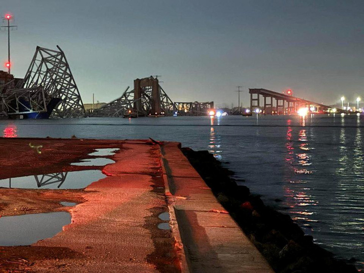 Cầu Francis Scott Key tại thành phố Baltimore, bang Maryland ở Mỹ đổ sập sau khi va chạm với tàu container, ngày 26-3. Hiện chưa rõ con số thương vong cuối cùng - Ảnh: REUTERS