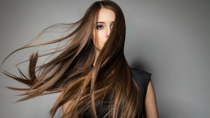Thường xuyên cắt hoặc tỉa tóc mang lại nhiều lợi ích như cải thiện sự phát triển của tóc, tạo độ dày tự nhiên - Ảnh: Lounge Hair Studio