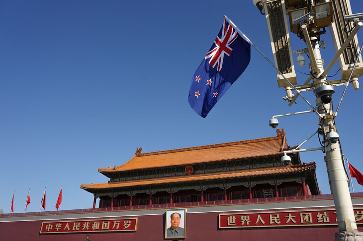 Cờ New Zealand tại Quảng trường Thiên An Môn ở Bắc Kinh vào tháng 4-2019 khi Thủ tướng New Zealand Jacinda Ardern tới thăm  Trung Quốc - Ảnh: BLOOMBERG/GETTY IMAGES