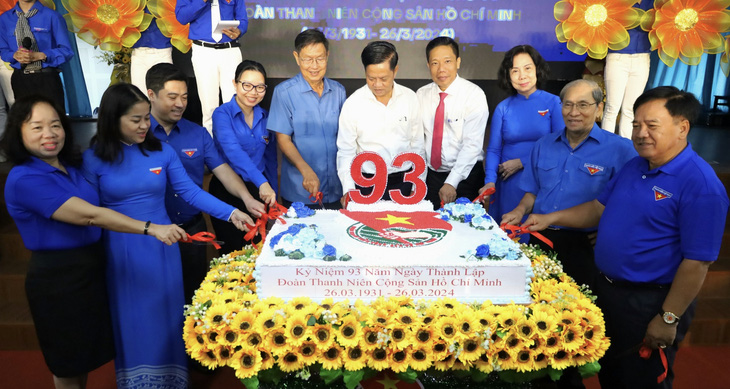 Các đại biểu cùng cắt bánh kem mừng kỷ niệm 93 năm Ngày thành lập Đoàn TNCS Hồ Chí Minh - Ảnh: M.T.