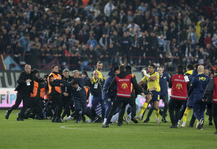 Cầu thủ Fenerbahce bị cổ động viên Trabzonspor tấn công mới đây ở Thổ Nhĩ Kỳ - Ảnh: GETTY