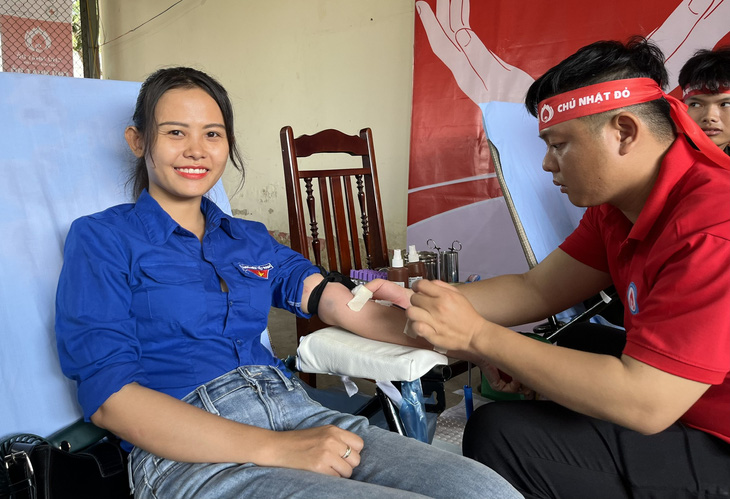 Thanh niên Cần Thơ tích cực trong hoạt động hiến máu nhân đạo vì sức khỏe cộng đồng - Ảnh: LAN NGỌC
