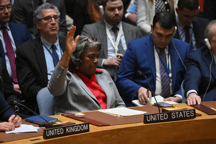 Đại sứ Mỹ tại Liên Hiệp Quốc Linda Thomas-Greenfield bỏ phiếu trắng trong cuộc bỏ phiếu về nghị quyết kêu gọi ngừng bắn ngay lập tức ở Gaza tại Hội đồng Bảo an Liên Hiệp Quốc hôm 25-3 - Ảnh: AFP