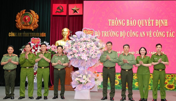 Tập thể lãnh đạo Công an tỉnh Thanh Hóa chúc mừng đại tá Nguyễn Hữu Mạnh - tân giám đốc Công an tỉnh Nam Định - Ảnh: CTV