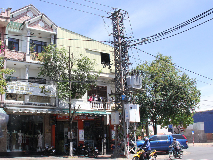 Một cây xanh ở góc đường Lê Thánh Tôn - Nguyễn Du bị chặt chỉ còn vài nhánh loe hoe