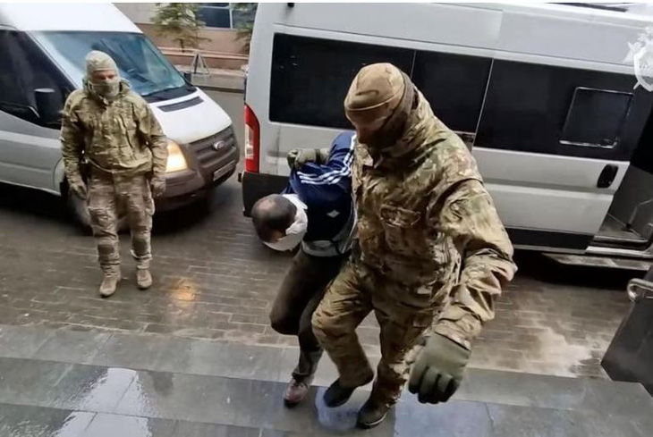 Nghi phạm trong vụ xả súng tại nhà hát Crocus City Hall bị đưa đến trụ sở Ủy ban Điều tra Nga ở Matxcơva, Nga. Ảnh chụp từ video công bố ngày 24-3 - Ảnh: REUTERS/Ủy ban Điều tra Nga