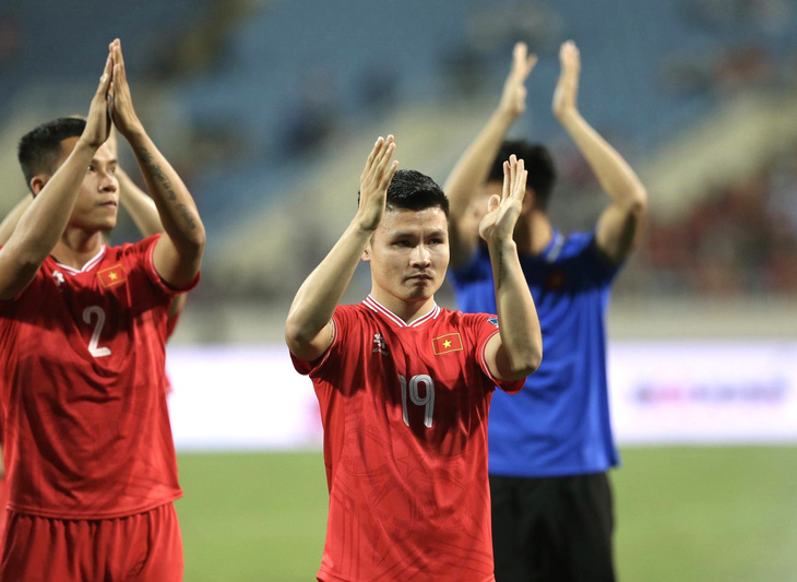 Quang Hải và các cầu thủ cảm ơn người hâm mộ - Ảnh: HOÀNG TÙNG